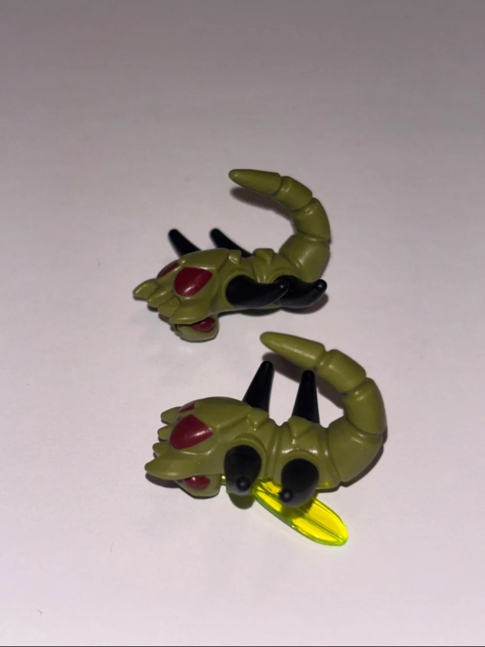 LEGO - Minifig, Animal - Insectoid w/ Wings, Dark Red Eyes - Olive Green